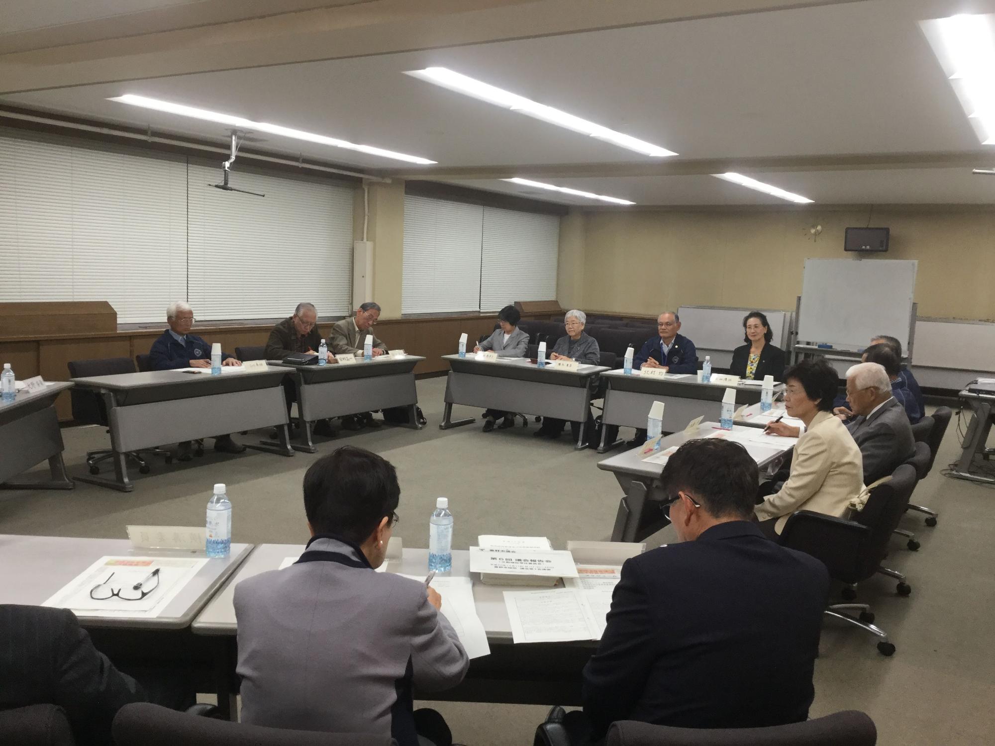 参加者たちがロの字型に並べられた席に座り、文教福祉常任委員会と秦野市民生委員児童委員協議会との意見交換が行われている様子の写真