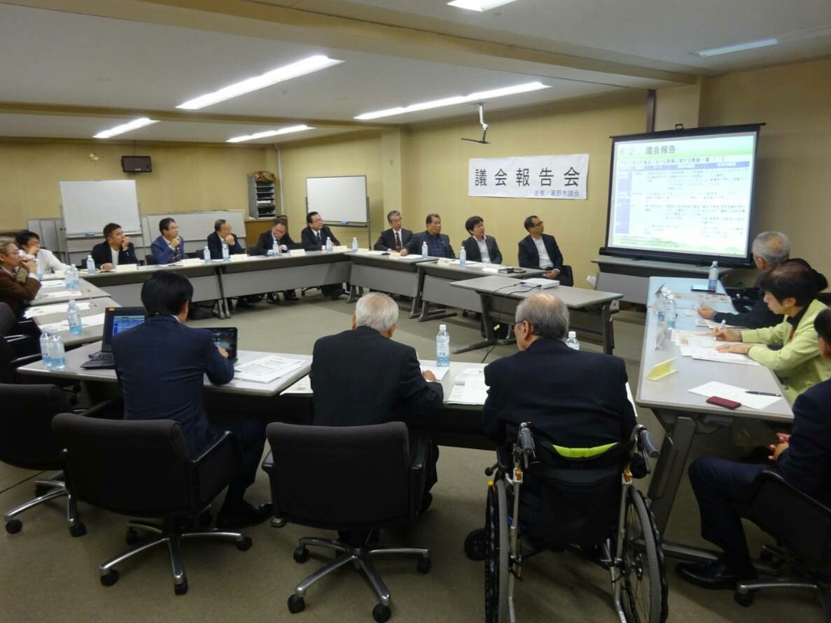 環境都市常任委員会と秦野市商店会連合会・秦野市西商店会連合会との意見交換が行われている様子写真