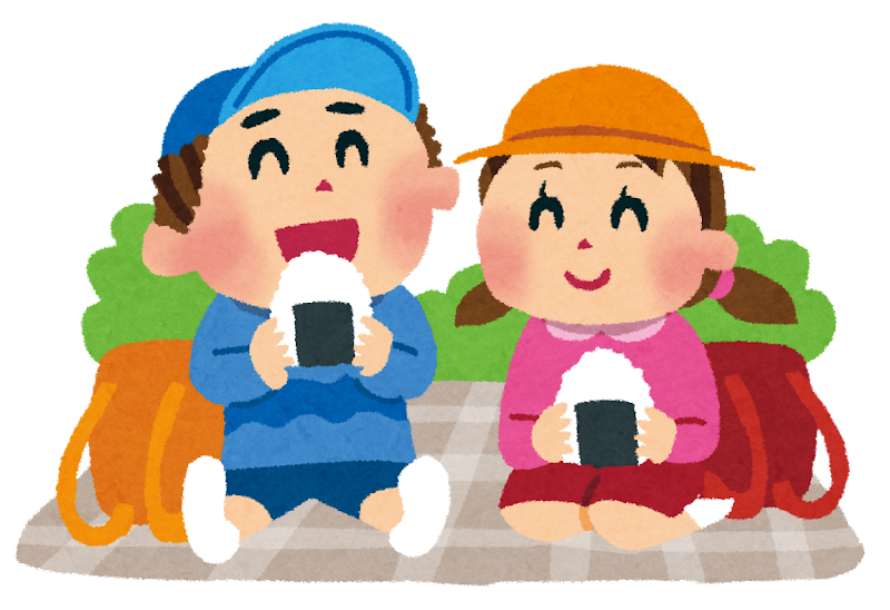 敷物の上にリュックサックが置かれ、水色の帽子を被った男の子とオレンジ色の帽子を被った女の子が、それぞれ大きなおにぎりを食べながら笑顔でピクニックを楽しんでいる様子のイラスト