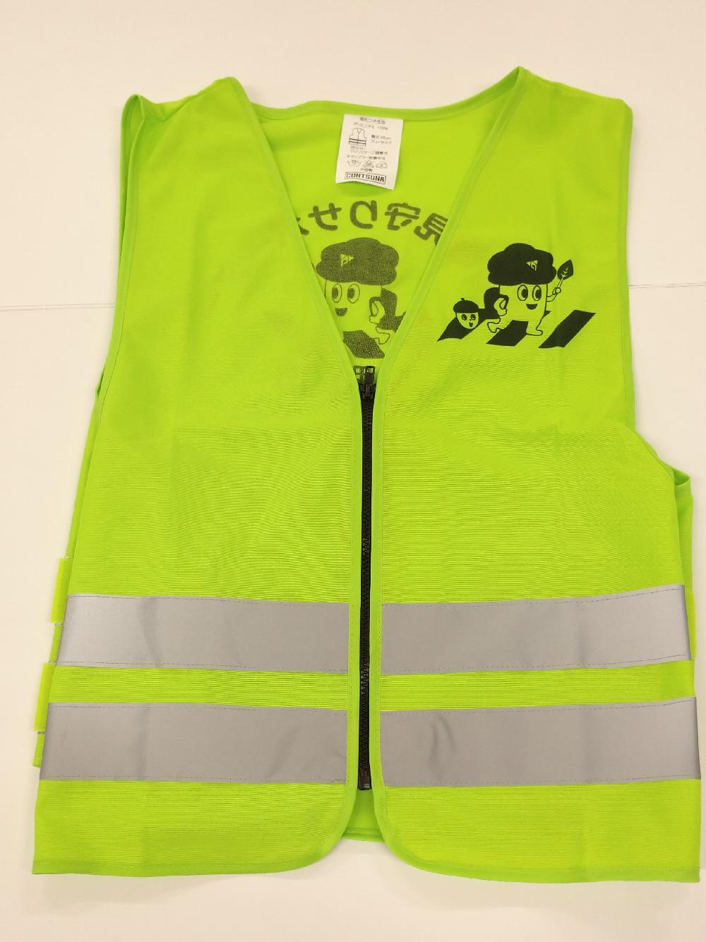 蛍光イエローの反射材付き安全ベストで、胸元に横断歩道をランドセルを背負ったもりりんのイラストが描かれている前側の写真