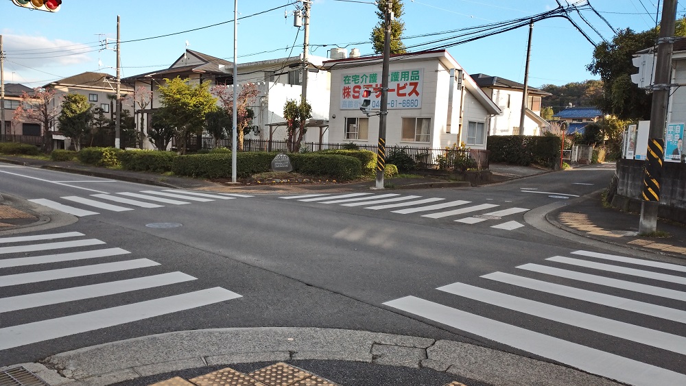 交差点で、手前右下の点字ブロックと4つの横断歩道が綺麗に塗装された写真