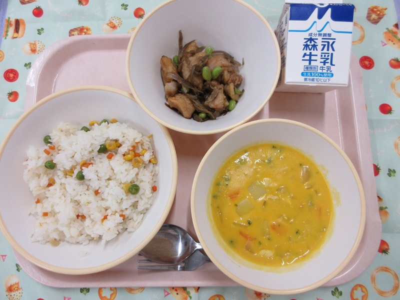 ピンクのトレーに給食が右上から反時計回りで牛乳、チキンチキンごぼう、ベジピラフ、かぼちゃのクリームスープと並べられている写真