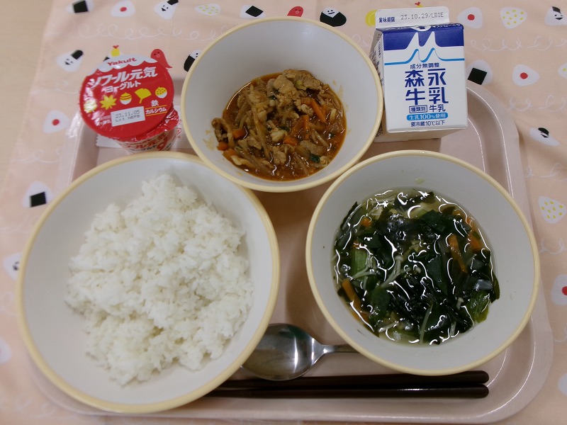 ピンクのトレーに給食が右上から反時計回りで牛乳、プルコギ丼、ヨーグルト、ご飯、わかめスープと並んでいる写真