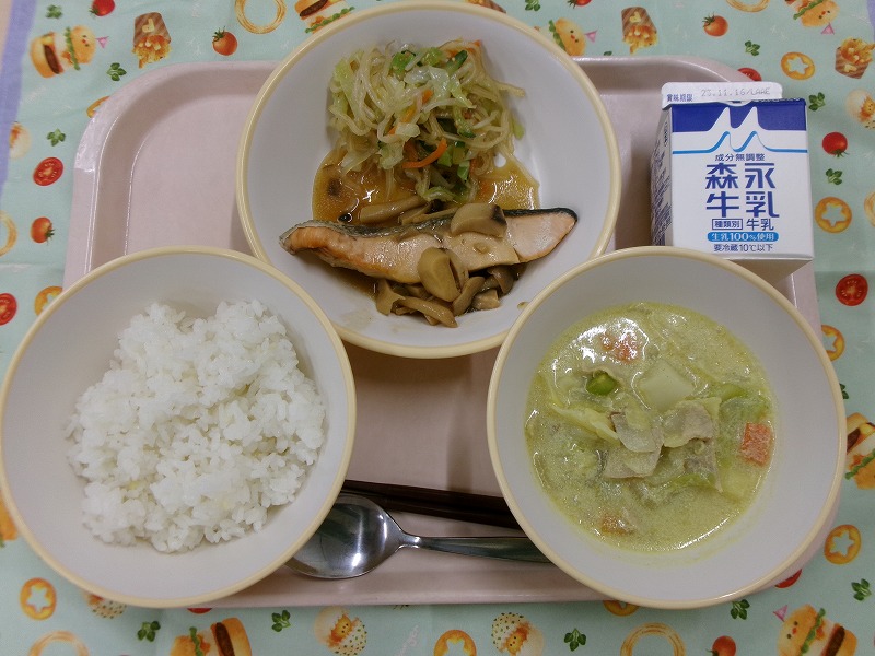 ピンクのトレーに給食が右上から反時計回りで牛乳、鮭のバターしょうゆ焼きと春雨サラダ、ご飯、まめまめスープと並んでいる写真