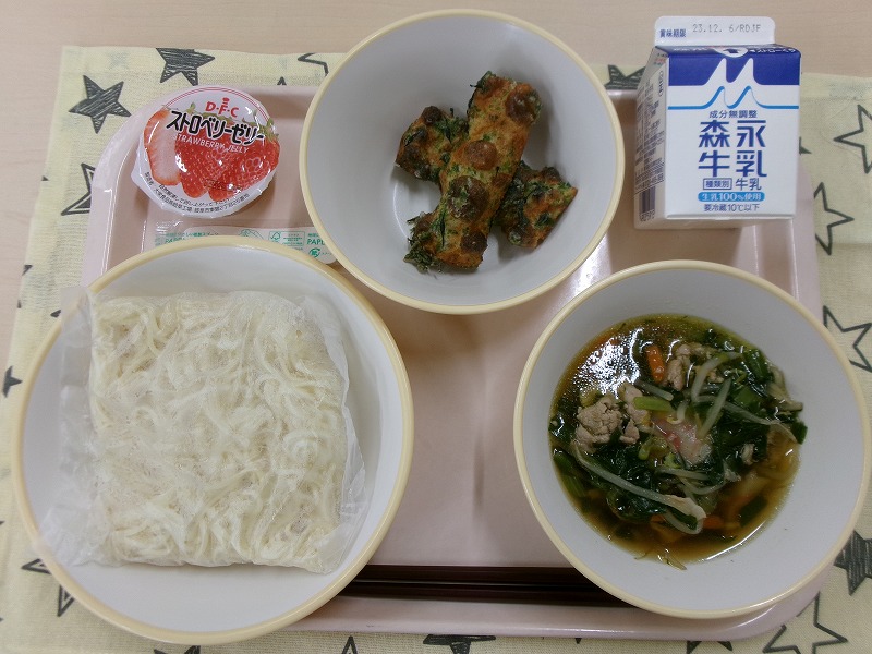 ピンクのトレーに給食が右上から反時計回りで牛乳、ちくわの港揚げ、いちごゼリーしょうゆラーメンと並んでいる写真