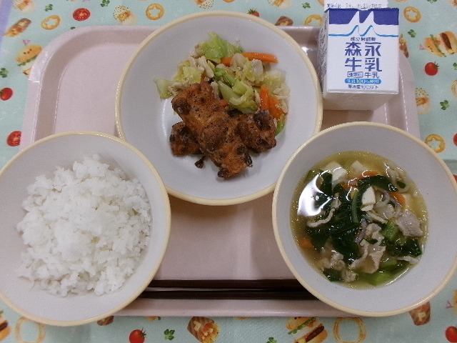 ピンクのトレーに給食が右上から反時計回りで牛乳ちくわのゆかり揚げとキャベツと鶏肉の炒め物、ご飯、五目スープと並んでいる写真