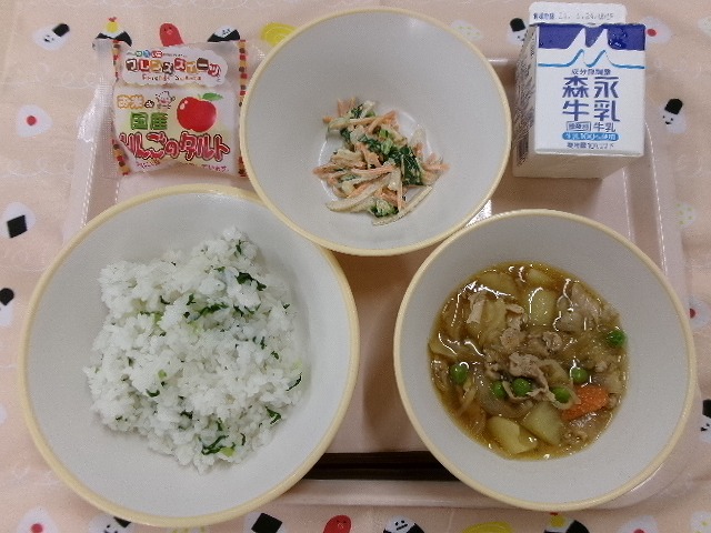 ピンクのトレーに給食が右上から反時計回りで牛乳、ヤーコンのマヨサラダ、りんごタルト、菜めし、肉じゃがと並んでいる写真