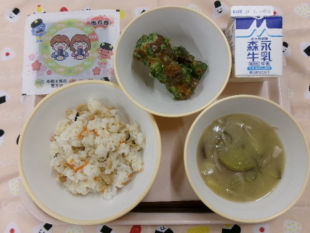 ピンクのトレーに給食が右上から反時計回りで牛乳、ちくわの磯辺揚げ、のり、ちらし寿司、さつま汁と並んでいる写真