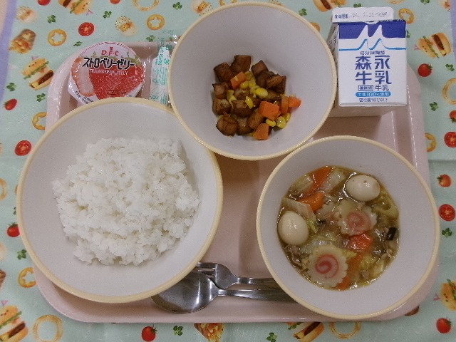 ピンクのトレーに給食が右上から反時計回りで牛乳、じゃがいものソテー、いちごゼリー、ご飯、中華丼と並んでいる写真