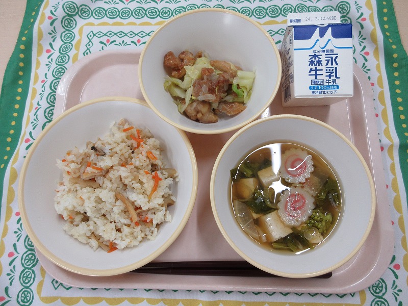 ピンクのトレーに給食が右上から反時計回りで牛乳、鶏肉とキャベツの旨塩炒め、ちらしごはん、すまし汁と並んでいる写真