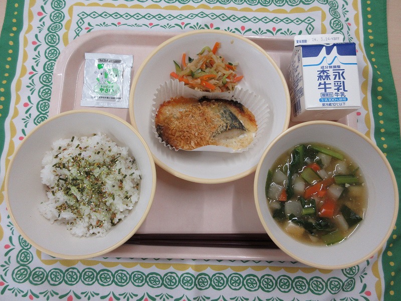 ピンクのトレーに給食が右上から反時計回りで牛乳、鰆のマヨパン粉焼きと切り干し大根のサラダ、やさいふりかけ、ご飯、かぶのとろみ汁と並んでいる写真