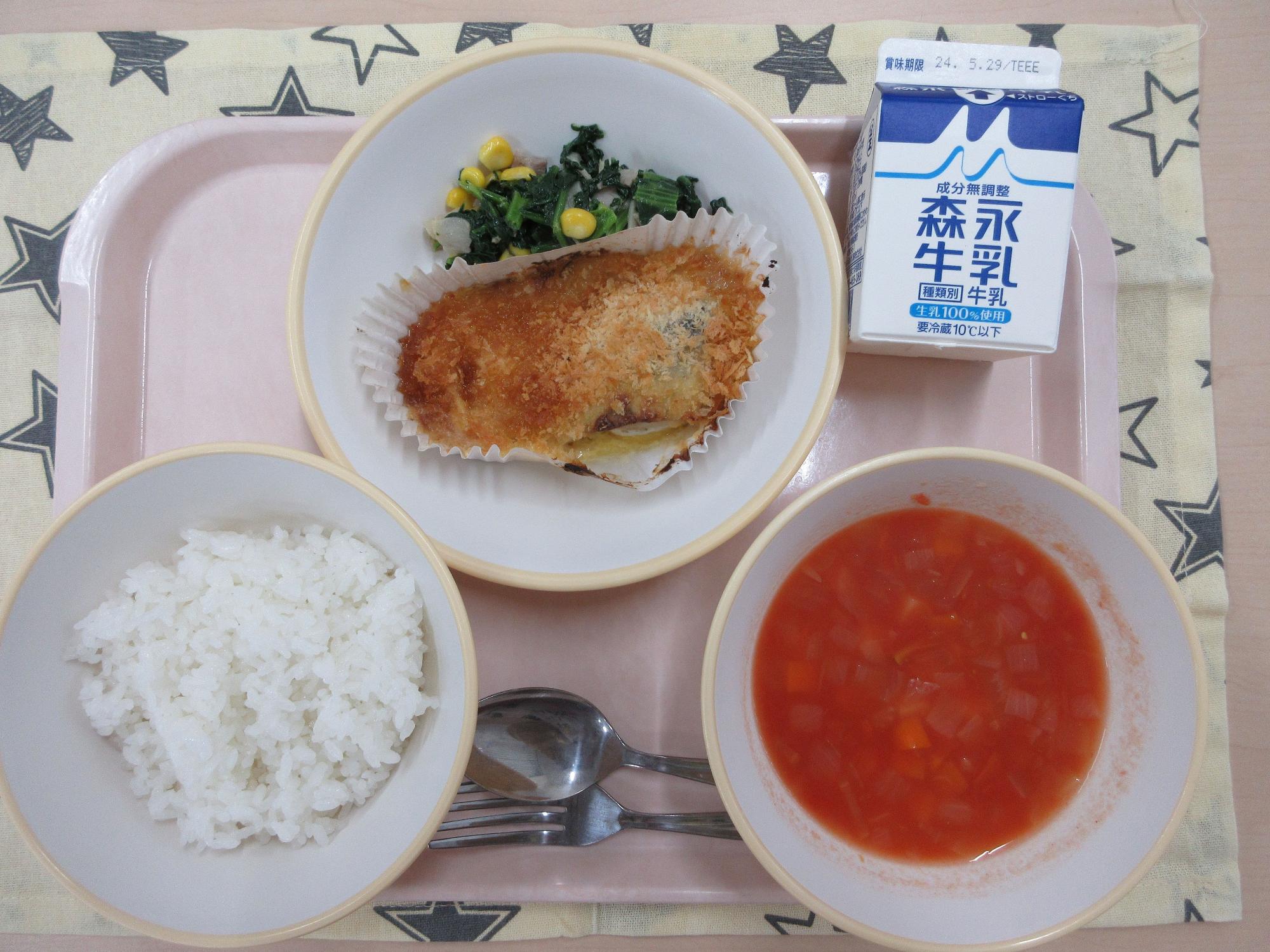 ピンクのトレーに給食が右上から反時計回りで牛乳、白身魚のマヨパン粉焼きとポパイサラダ、ご飯、ミネストローネと並んでいる写真