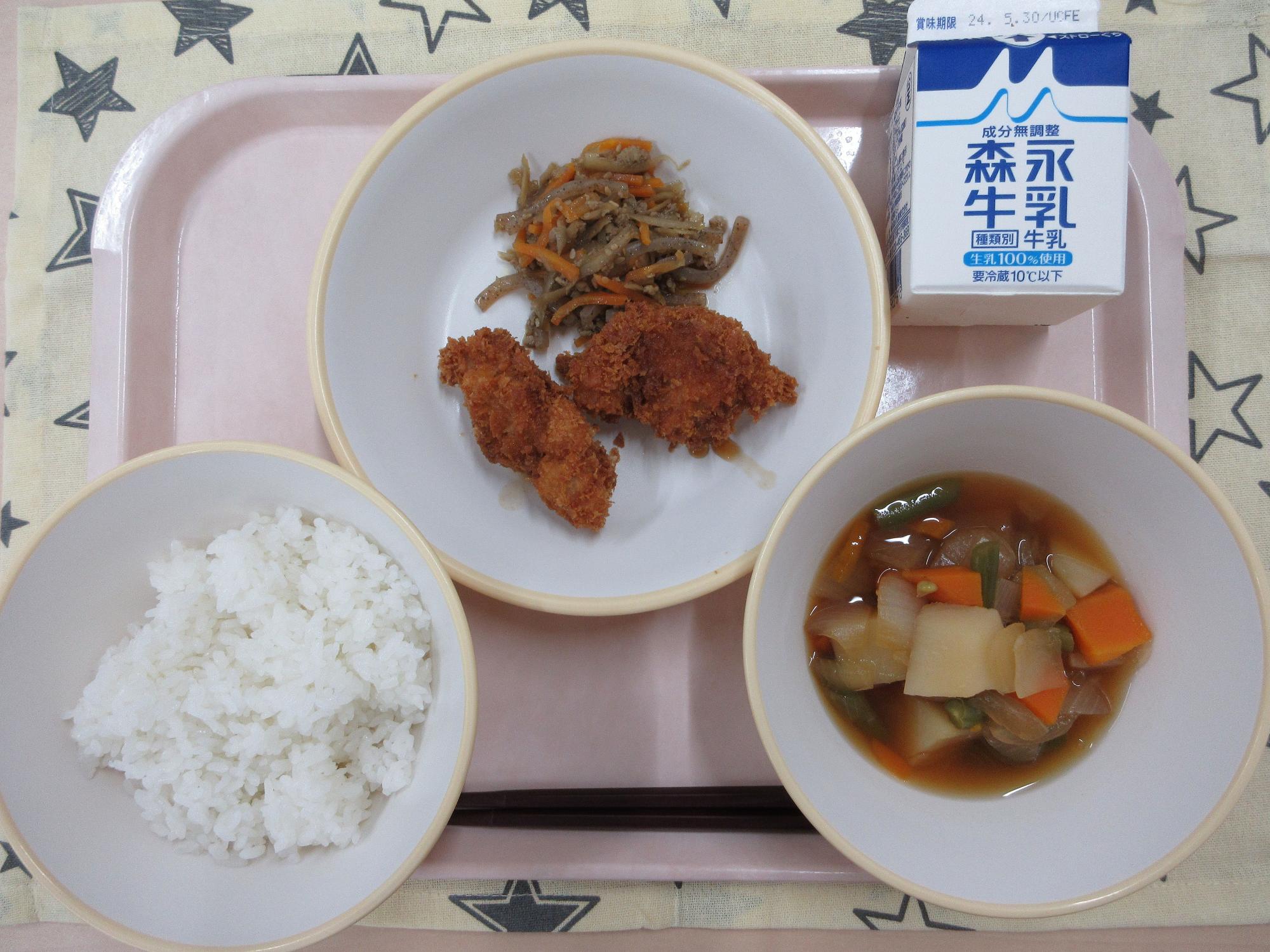 ピンクのトレーに給食が右上から反時計回りで牛乳、チキンカツ ときんぴら、ご飯、野菜の旨煮と並んでいる写真
