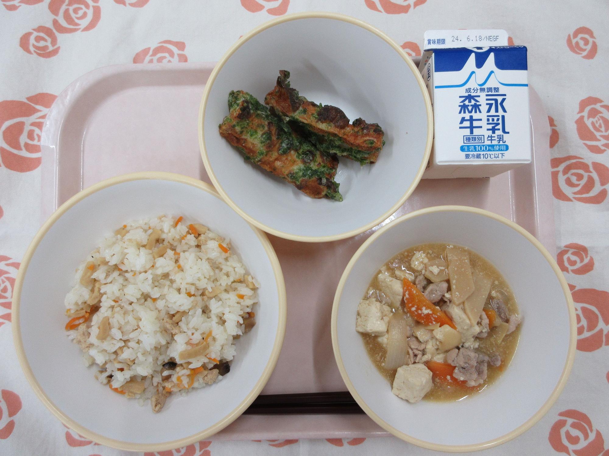 ピンクのトレーに給食が右上から反時計回りで牛乳、ちくわの磯辺揚げ、かしわ寿司、豆腐の中華煮と並んでいる写真