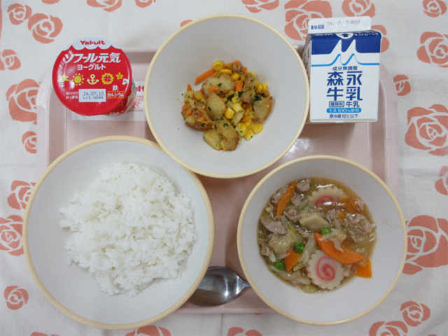 ピンクのトレーに給食が右上から反時計回りで牛乳、じゃがいものソテー、ヨーグルト、ご飯、中華丼と並んでいる写真