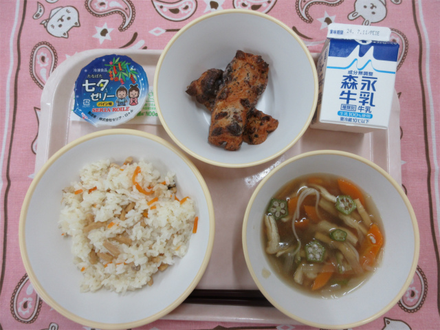 ピンクのトレーに給食が右上から反時計回りで牛乳、ちくわのゆかり揚げ、七夕ゼリー、かしわ寿司、七夕汁と並んでいる写真