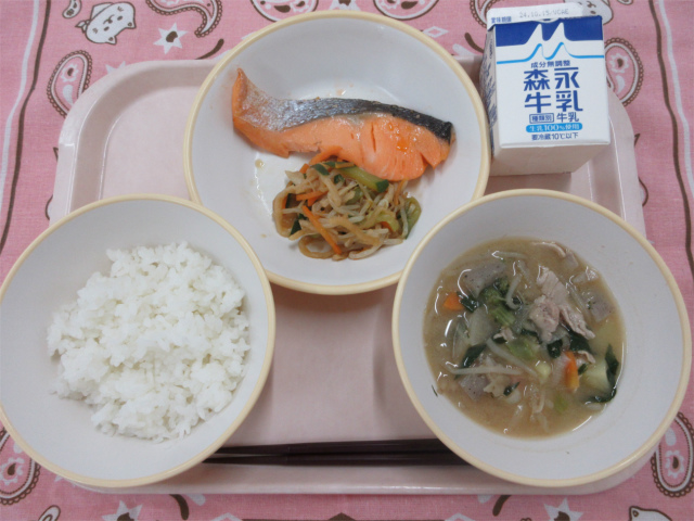 ピンクのトレーに給食が右上から反時計回りで牛乳、鮭の塩焼き、切り干し大根のサラダ 、ごはん 、豚汁と並べられている写真