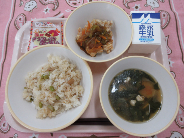 ピンクのトレーに給食が右上から反時計回りで牛乳、鶏肉と野菜のあんかけ、さつまいもと栗のタルト、まめまめごはん、鶏肉と野菜のあんかけと並べられている写真