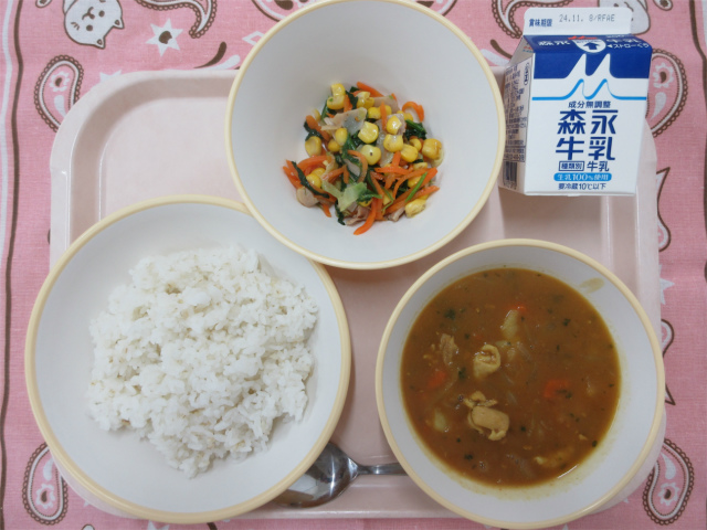 ピンクのトレーに給食が右上から反時計回りで牛乳、ポパイサラダ、麦入りごはん、チキンカレーのルーと並べられている写真