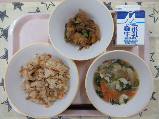 ピンクのトレーに給食が右上から反時計回りで牛乳、チキンチキンごぼう、かやくごはん、のっぺい汁と並べられている写真