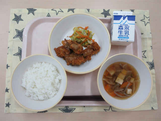 ピンクのトレーに給食が右上から反時計回りで牛乳、白菜漬け、みそカツ、ごはん、けんちん汁と並べられている写真