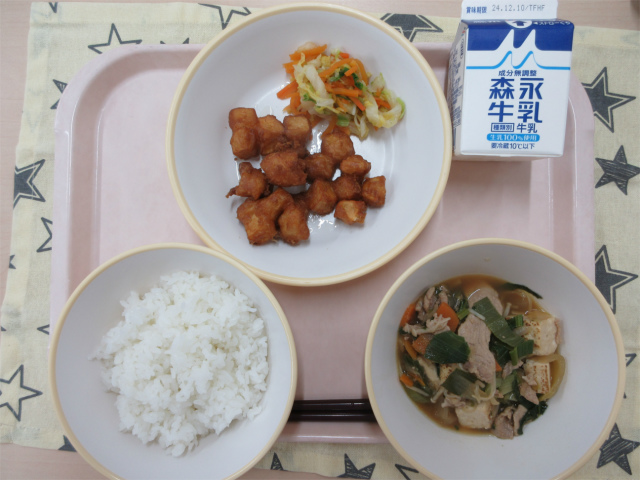 ピンクのトレーに給食が右上から反時計回りで牛乳、白菜漬け、じゃがじゃが、ごはん、すき焼きと並べられている写真