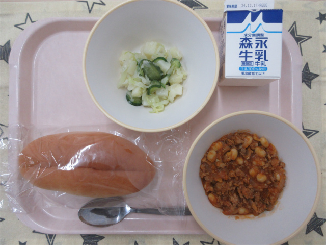 ピンクのトレーに給食が右上から反時計回りで牛乳、ポテトサラダ、コッペパン、チリコンカンと並べられている写真