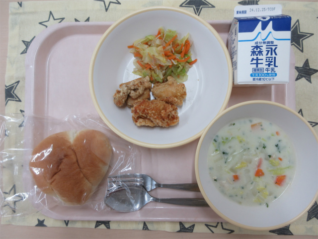 ピンクのトレーに給食が右上から反時計回りで牛乳、じゃこサラダ 、鶏肉のから揚げ、ロールパン 、白菜シチューと並んでいる写真