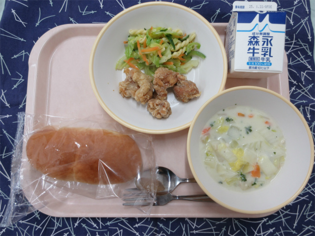 ピンクのトレーに給食が右上から反時計回りで牛乳、鶏肉のから揚げとミックスサラダ、ソフトフランス、白菜シチューと並べられている写真