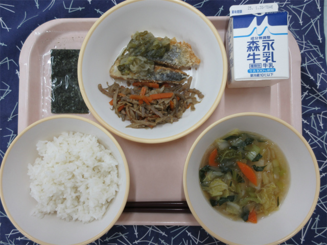 ピンクのトレーに給食が右上から反時計回りで牛乳、さわらのねぎ塩だれかけときんぴら、焼きのり、ごはん、白菜のとろみ汁と並べられている写真