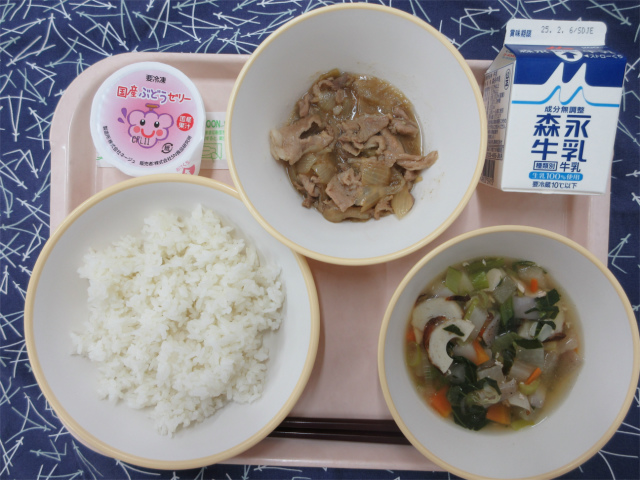 ピンクのトレーに給食が右上から反時計回りで牛乳、豚丼の具、ぶどうゼリー、ごはん、のっぺい汁と並べられている写真