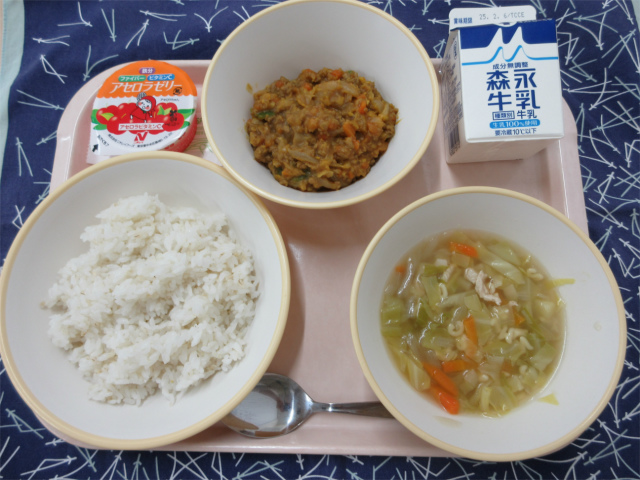 ピンクのトレーに給食が右上から反時計回りで牛乳、キーマカレー、アセロラゼリー、麦入りごはん、ABCスープと並べられている写真