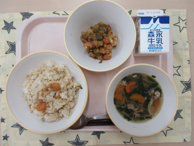 ピンクのトレーに給食が右上から反時計回りで牛乳、油淋鶏、えび入りチャーハン、五目中華スープと並べられている写真