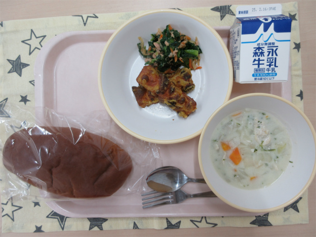 ピンクのトレーに給食が右上から反時計回りで牛乳、ちくわのカレー揚げとこまツナサラダ、黒パン、さといものクリームシチューと並べられている写真