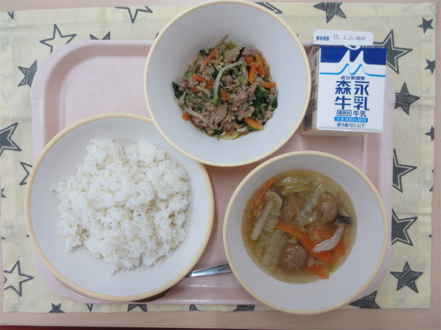 ピンクのトレーに給食が右上から反時計回りで牛乳、ビビンバ丼の具、麦入りごはん、白菜と肉団子の中華スープと並べられている写真