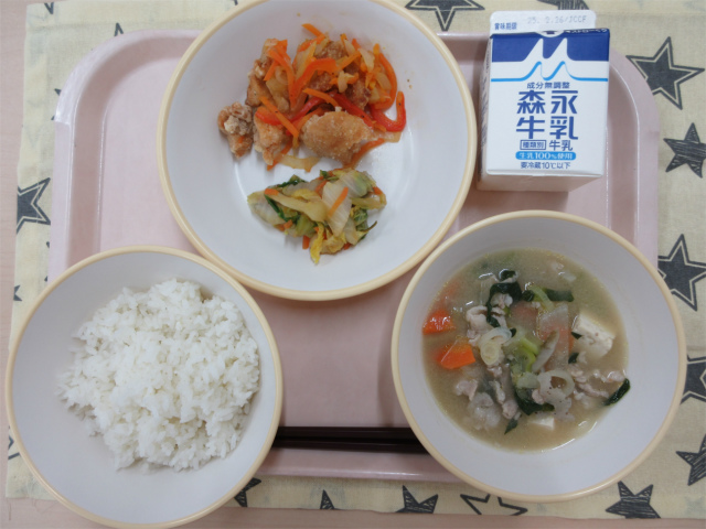 ピンクのトレーに給食が右上から反時計回りで牛乳、鶏肉の南蛮漬けと白菜の昆布和え、ごはん、豚汁と並べられている写真