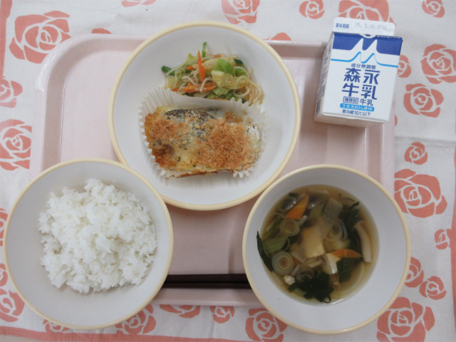 ピンクのトレーに給食が右上から反時計回りで牛乳、白身魚のマヨパン粉焼きと春雨サラダ、ごはん、鶏けんちん汁と並べられている写真