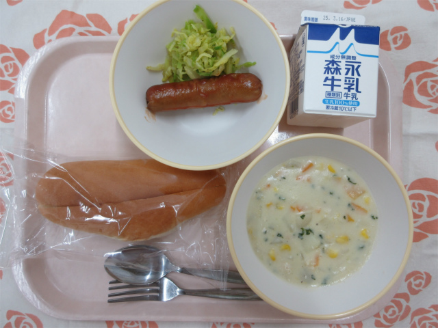 ピンクのトレーに給食が右上から反時計回りで牛乳、ウインナーとせんキャベツ、コッペパン、コーンシチューと並べられている写真