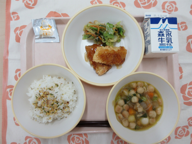 ピンクのトレーに給食が右上から反時計回りで牛乳、いかのかりん揚げと磯香和え、たまごふりかけ、ふりかけのかかったごはん、親子煮と並べられている写真