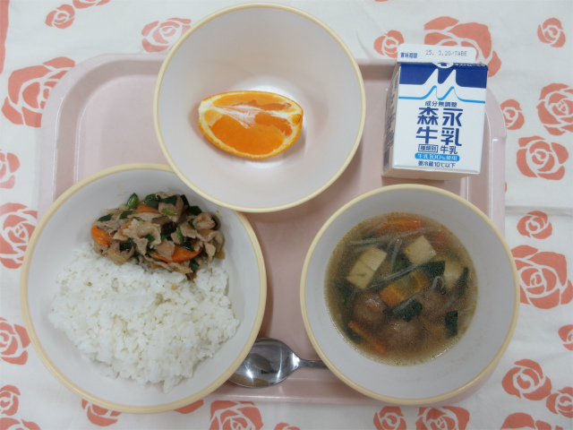 ピンクのトレーに給食が右上から反時計回りで牛乳、でこぽん、焼肉丼、肉団子の中華スープと並べられている写真