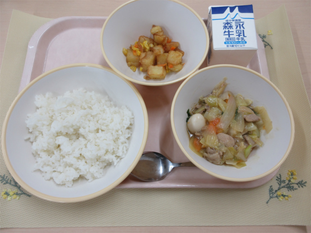 ピンクのトレーに給食が右上から反時計回りで牛乳、じゃがいものソテー、ごはん、中華丼の具と並べられている写真
