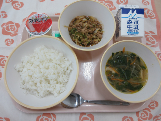 ピンクのトレーに給食が右上から反時計回りで牛乳、ホイコーロー丼の具、いちごゼリー、ごはん、五目中華スープと並べられている写真