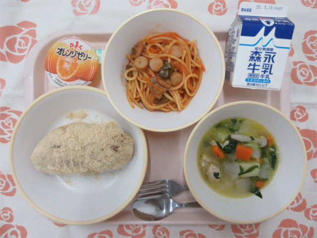 ピンクのトレーに給食が右上から反時計回りで牛乳、スパゲティナポリタン、オレンジゼリー、きな粉揚げパン、チキンポトフと並べられている写真