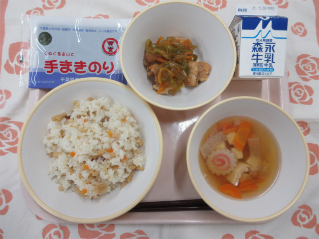 ピンクのトレーに給食が右上から反時計回りで牛乳、鶏肉の野菜あんかけ、手まきのり、五目寿司、すまし汁と並べられている写真