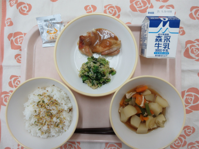 ピンクのトレーに給食が右上から反時計回りで牛乳、鶏肉の味噌焼きと磯香和え、たまごふりかけ、ふりかけごはん、野菜の旨煮と並べられている写真