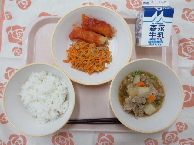 ピンクのトレーに給食が右上から反時計回りで牛乳、いかのチリソースとにんじんしりしり、ごはん、肉じゃがと並べられている写真