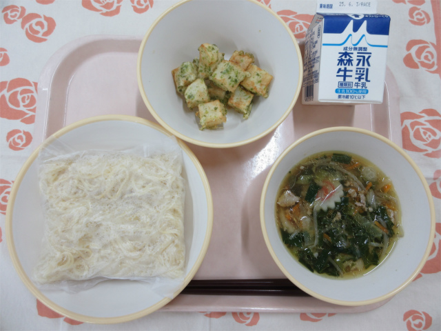 ピンクのトレーに給食が右上から反時計回りで牛乳、青のりポテト、麺、しょうゆラーメンと並べられている写真