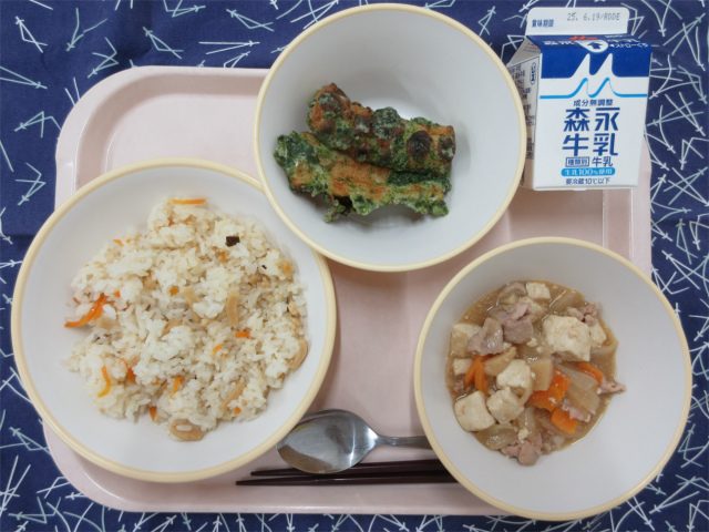 ピンクのトレーに給食が右上から反時計回りで牛乳、ちくわの磯辺揚げ、かしわ寿司、豆腐の中華煮と並べられている写真