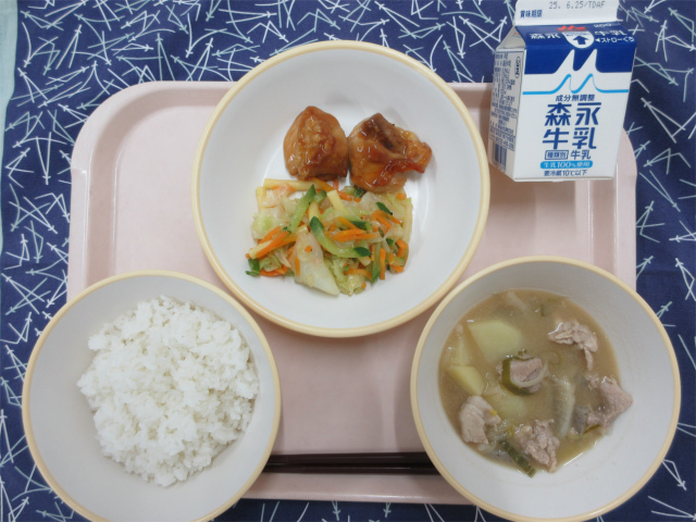 ピンクのトレーに給食が右上から反時計回りで牛乳、照り焼きチキンと玉ねぎドレッシングサラダ、ごはん、豚汁と並べられている写真