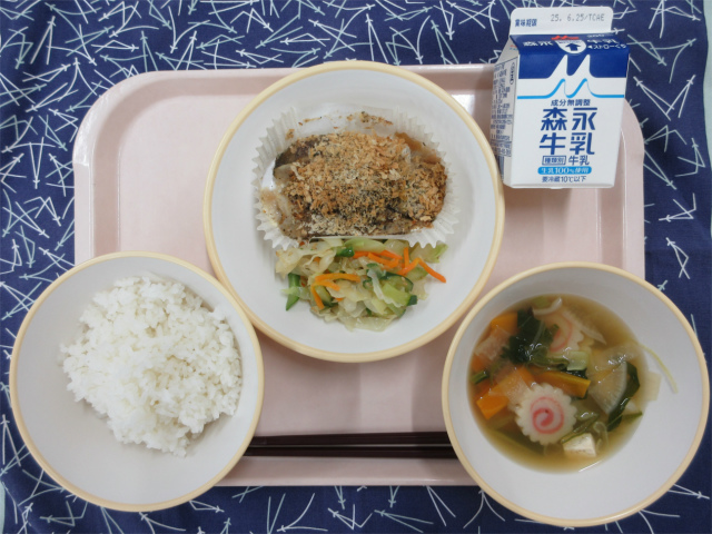 ピンクのトレーに給食が右上から反時計回りで牛乳、白身魚のマヨパン粉焼きとうま塩キャベツ、ごはん、すまし汁と並べられている写真